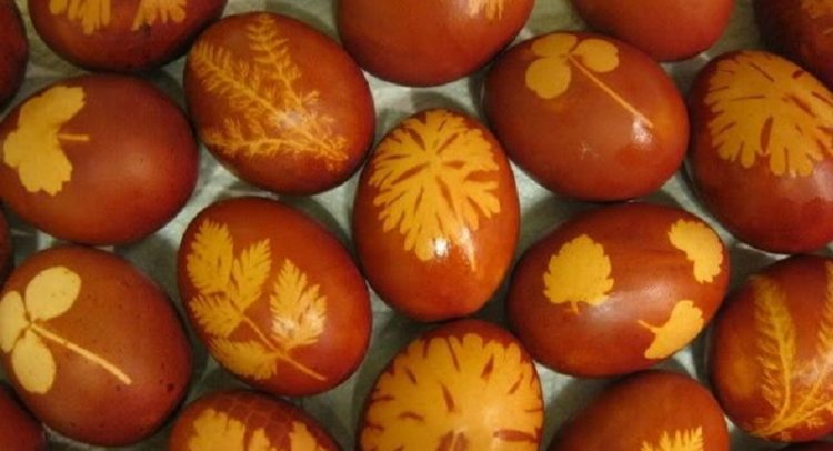 SVAKA DOMAĆICA MORA DA OFARBA JAJA TAČNO U OVO VREME: A u vodu u kojoj se kuvaju obavezno dodajte 1 stvar ZA ZDRAVLJE