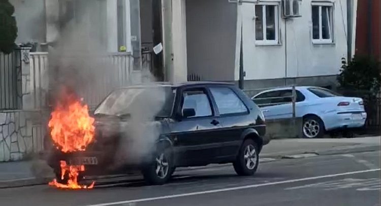 VIDEO na licu mesta: u Erdogliji u Kragujevcu- gori automobil!