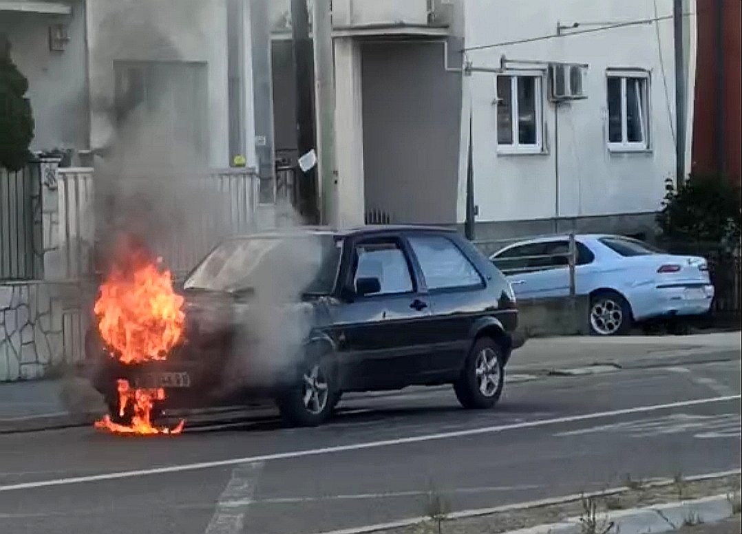VIDEO na licu mesta: u Erdogliji u Kragujevcu- gori automobil!