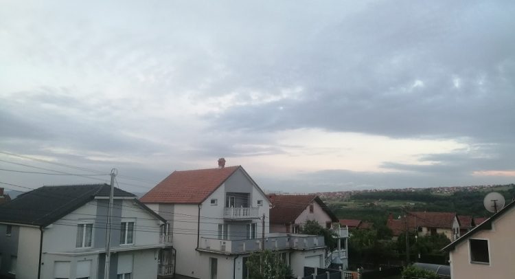 vetar, grmljavina i pljuskovi u Šumadiji- nevreme u regionu (video)