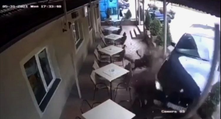 ekskluzivan snimak: „zakucao“ se autom u baštu kafića!