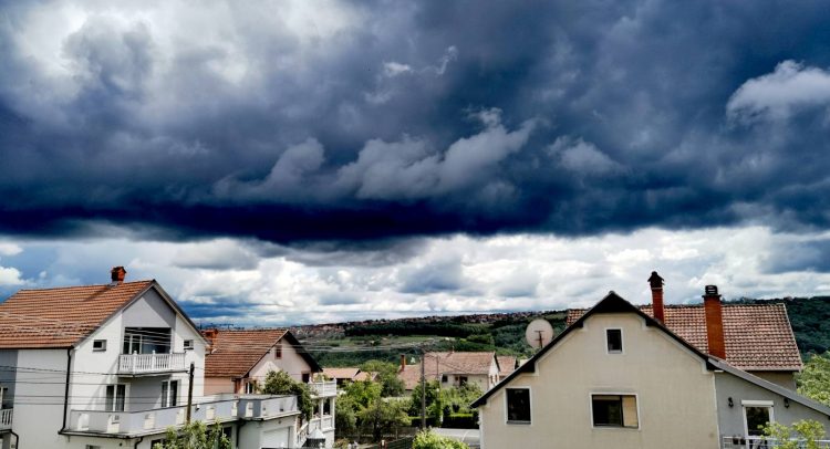 Prvi dan juna tmuran i sa grmljavinom. Temperatura u Šumadiji do 18 stepeni!