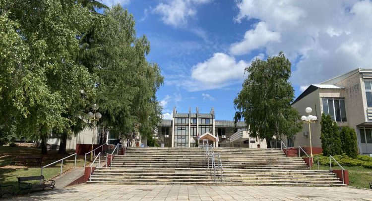 POSKUPLJUJU školarine na 6 FAKULTETA Univerziteta u KRAGUJEVCU.