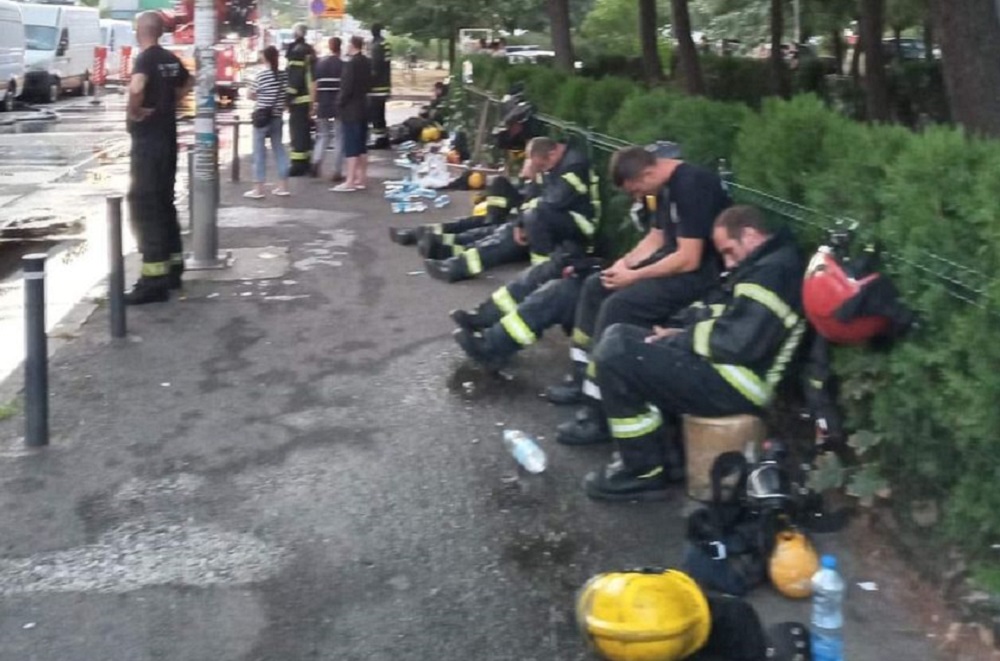 FOTO DANA: Vatrogasci posle 13 sati borbe sa požarom u Kineskom tržnom centru!