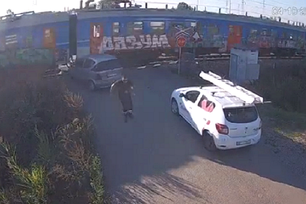 "Gde si pošo s kremeljive oči"- rampa spuštena, umalo ga nije ubio voz kod Lazarevca (VIDEO)