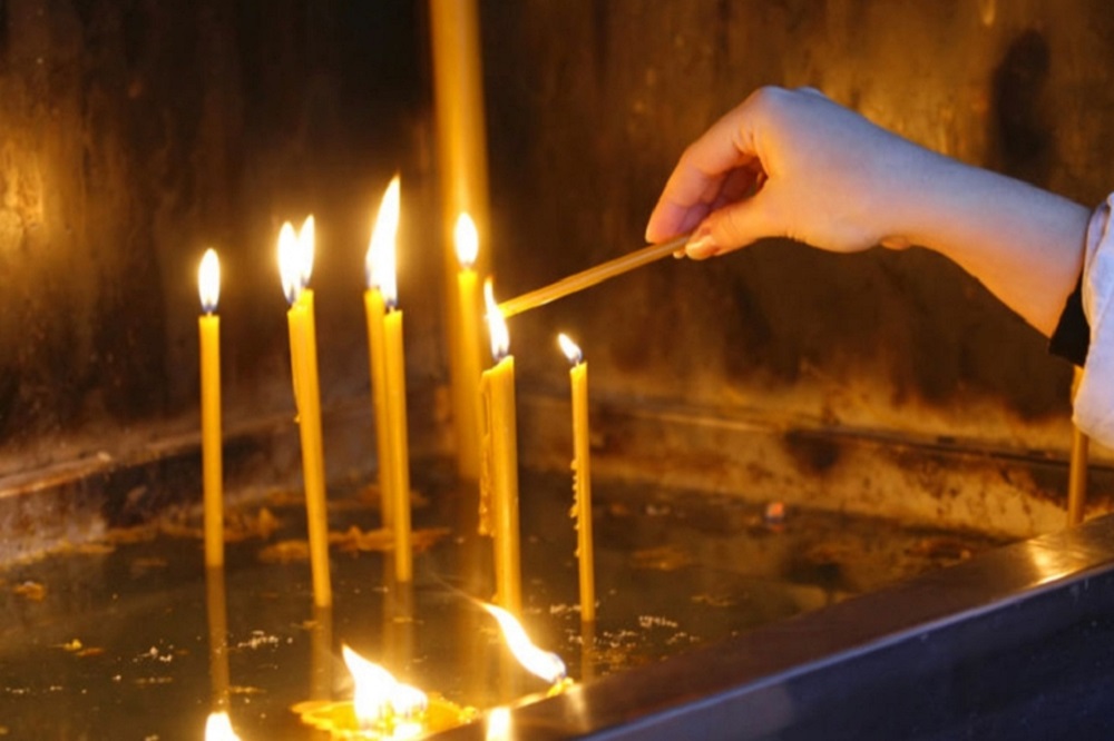 Sutra su Miholjske zadušnice- palimo sveće i običaj je da se daje milostinja!