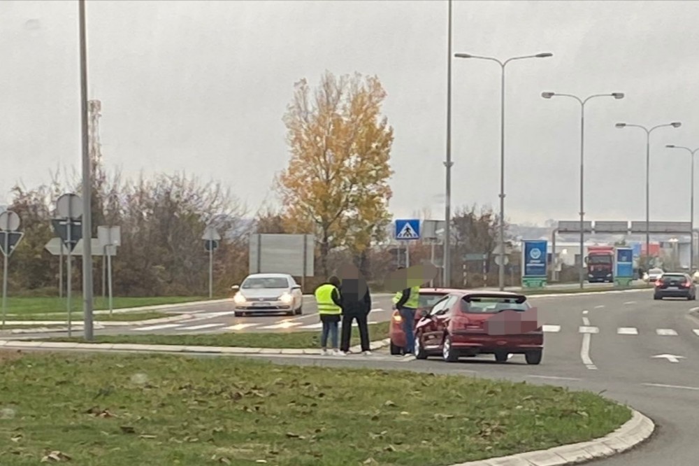 SVAKODNEVNO: ponovo manji udes na kružnom toku na ulasku u Kragujevac!