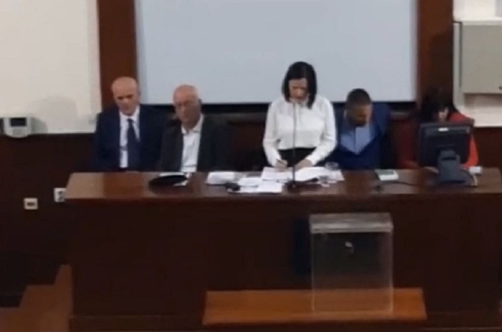 Skupština AKS odbila predlog o obustavi rada, advokati prekinuli sednicu -"IZDAJA IZDAJA"! (VIDEO)
