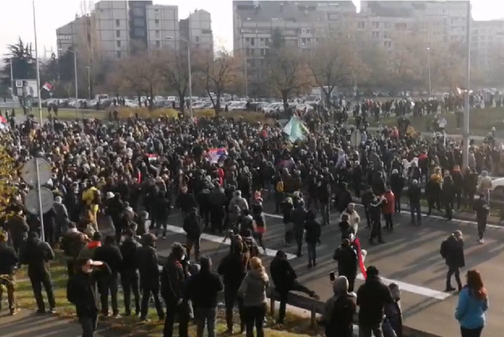 SRBIJA BLOKIRANA- građani uzvikuju "Ustanak, ustanak"...