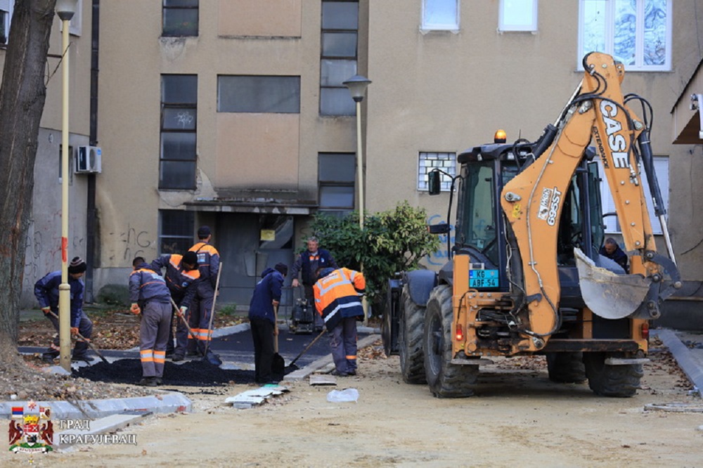 Završni radovi rekonstrukcije parkinga u ulici Srete Mladenovića u Kragujevcu