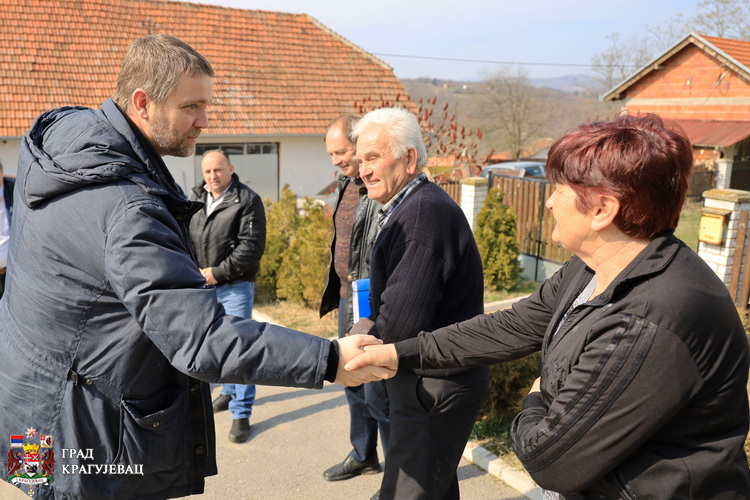 Gradonačelnik Nikola Dašić u Dobrači: Probleme rešavamo redom, krećemo od asfalta i kontejnera