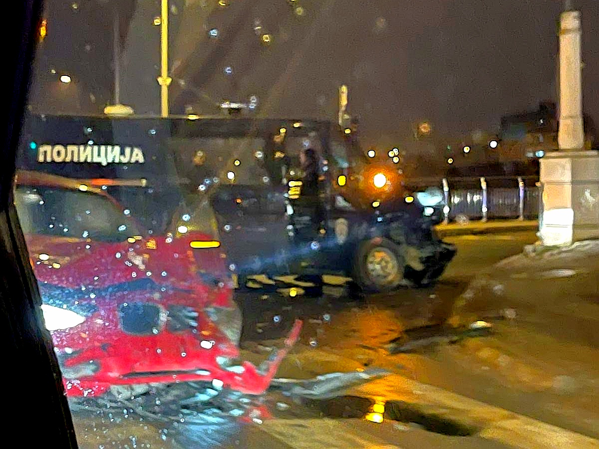 Kragujevac kod “ Zastavinog solitera“ : Sudar „marice“ i automobila, ima povređenih