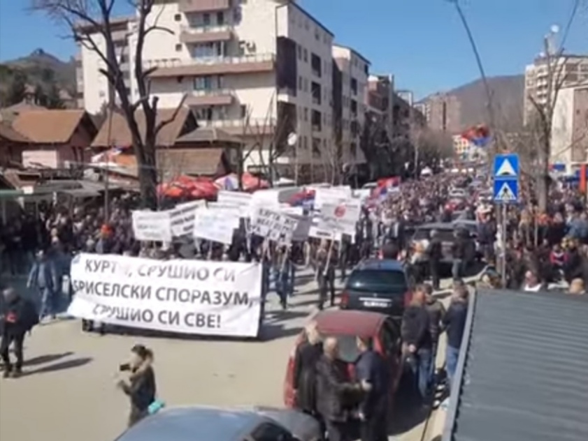 10.000 Srba protestuje u Severnoj Mitrovici: Ne pristaju na ucene!