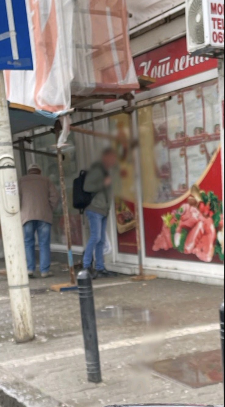 DOLINA GLADI: Tužna slika Kragujevca. Građani željno gledaju kroz izlog mesare! (FOTO)