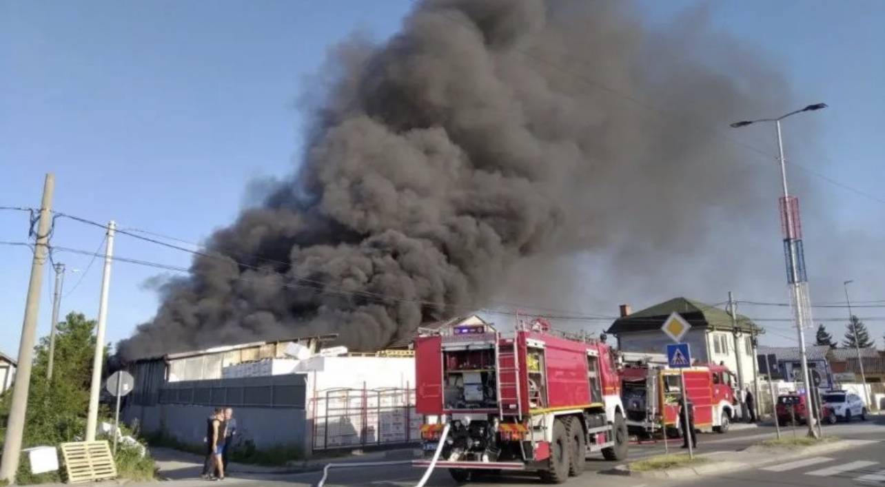 VELIKI POZAR Izgorelo skladište materijala!(FOTO)