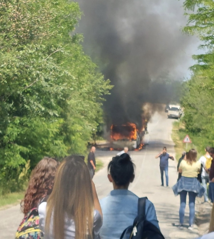 STRAVIČNO: Na putu RAČA – KRAGUJEVAC GORI AUTOBUS! Putnici u PANICI.