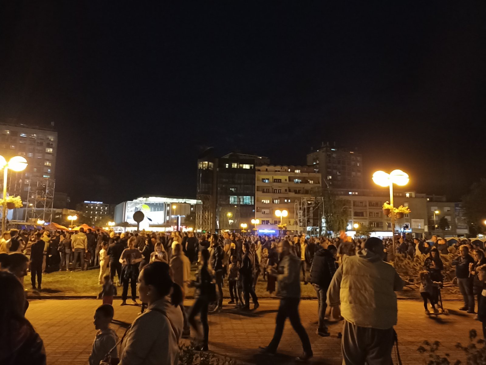 PRELEPO: POČELO JE okupljanje kod opštine. Vatromet je SPEKTAKULARAN. (FOTO I VIDEO)