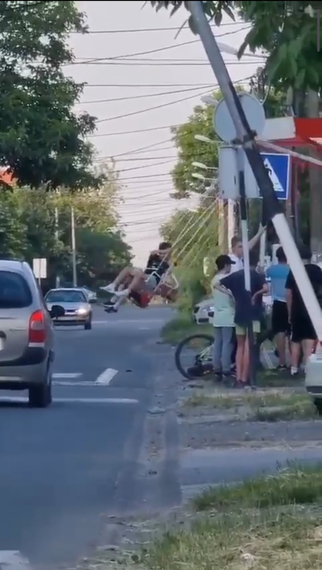NEČUVENO: DECA iznad samog KOLOVOZA na NEBEZBEDNOJ vrtešci. Zašto INSTITUCIJE ne REAGUJU. ( VIDEO )