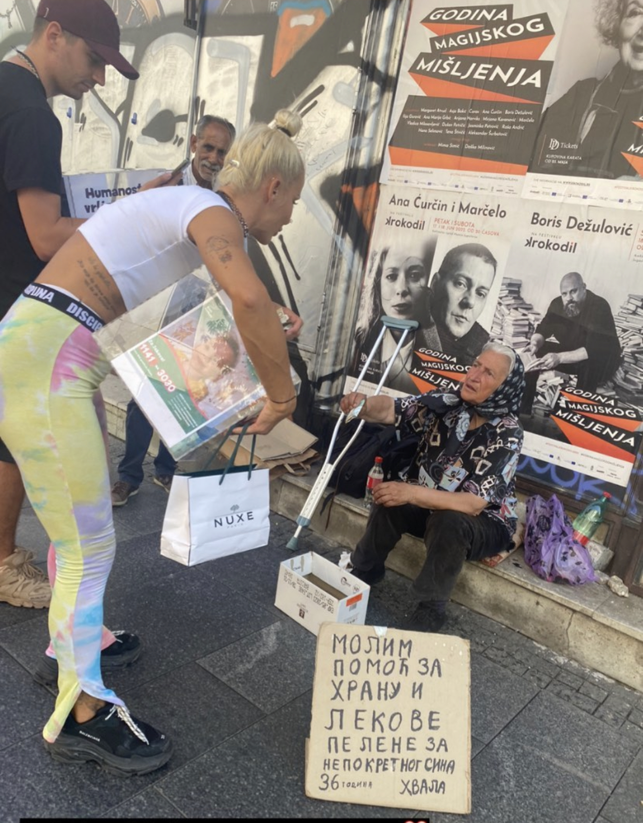 HUMANOST NIJE IZUMRLA: Baka koja prosi za bolensog sina u Knezu donira novac za lečenje malog Jakova!