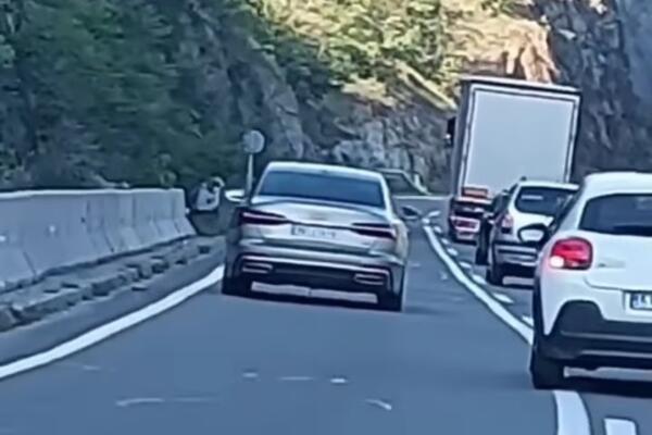 SRPSKI RULET NA IBARSKOJ, PUN GAS I U PRETICANJE: Snimljen bahati vozač „audija“ koji je divljao magistralom, UMALO SUDAR (VIDEO)