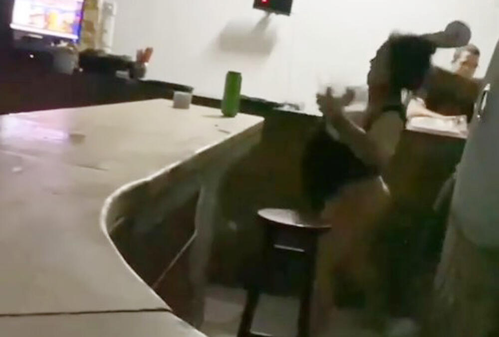 LUDILO NA BAZENU! POMAHNITALA DEVOJKA SKINULA KUPAĆI I GAĐALA LJUDE ČAŠAMA: Masovna tuča na Ledinama šokirala sve! Ovo je povod
