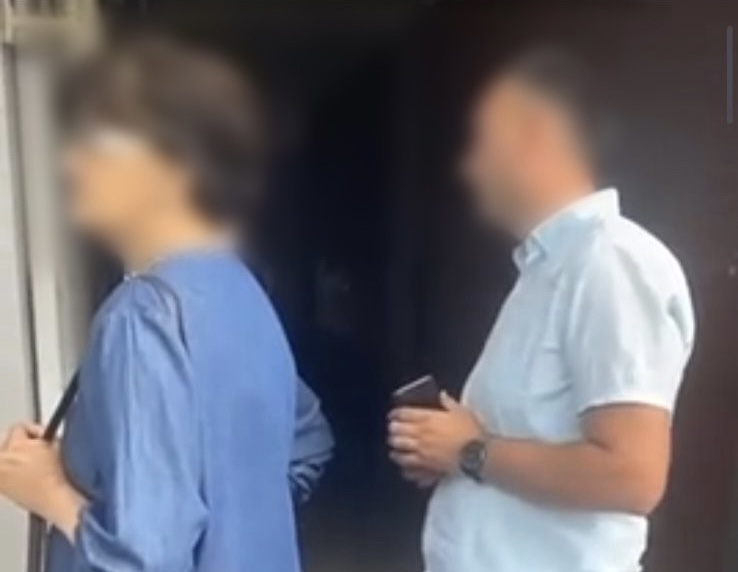 Lažni POLICAJAC UZNEMIRAVA I NAPASTVUJE Kragujevčanke. PAZITE SE. ( FOTO VIDEO )
