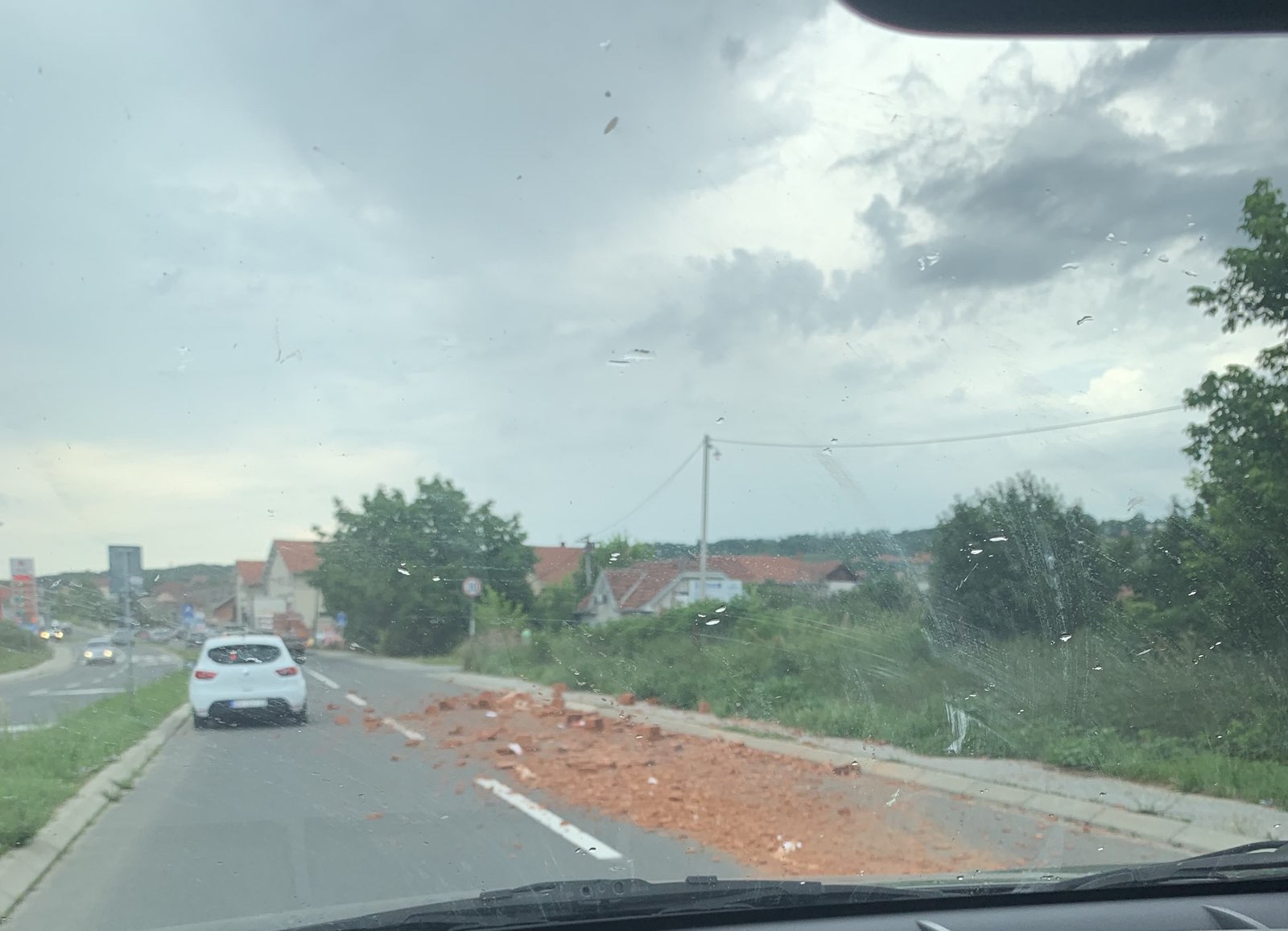 SKANDAL: URNISAO saobraćajnu TRAKU u Petrovcu pa POBEGAO sa lica mesta. ( FOTO )