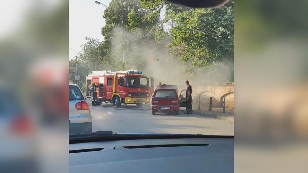 ŽENA U POSLEDNJEM MOMENTU ISTRČALA IZ ZAPALJENOG JUGA: Automobil se zapalio NASRED ULICE u Čačku (FOTO)