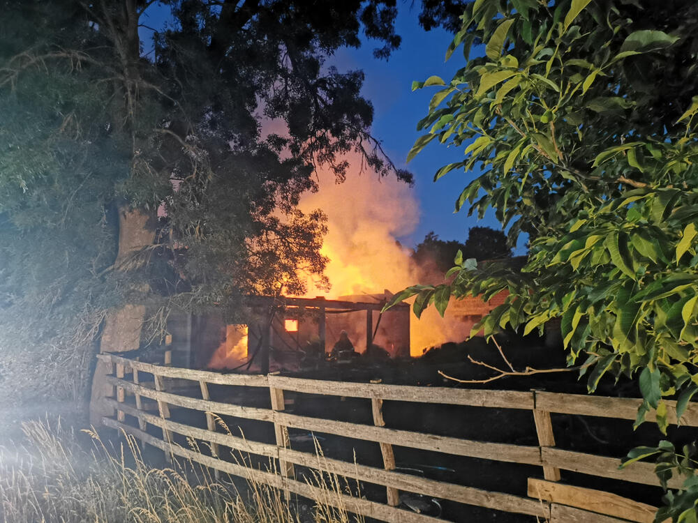 NEBO JE U TRENUTKU POSTALO NARANDŽASTO: Veliki požar u porodičnom domaćinstvu kod Čačka (FOTO)