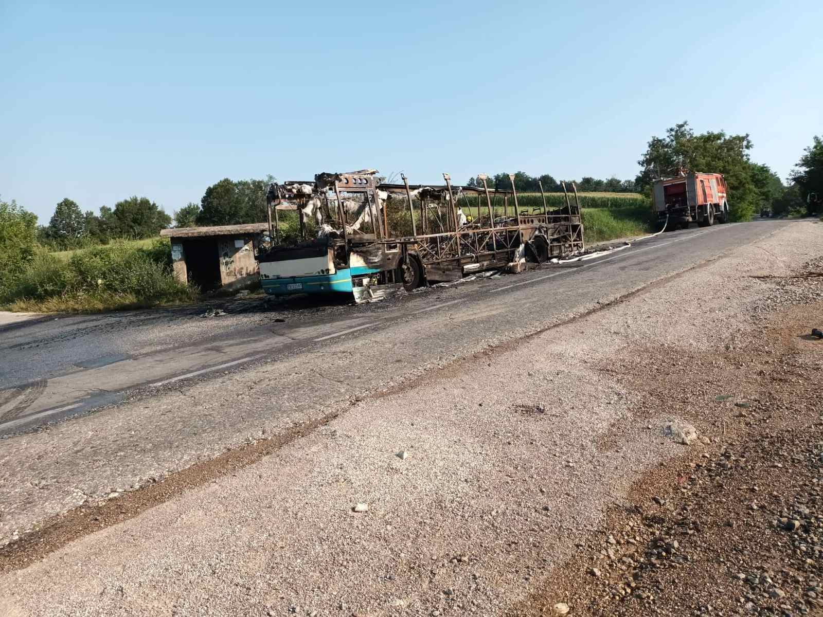 UŽAS u ŠUMADIJI: AUTOBUS za prevoz RADNIKA IZGOREO: ČIME SVE prevoze ZAPOSLENE – SRAMOTA.