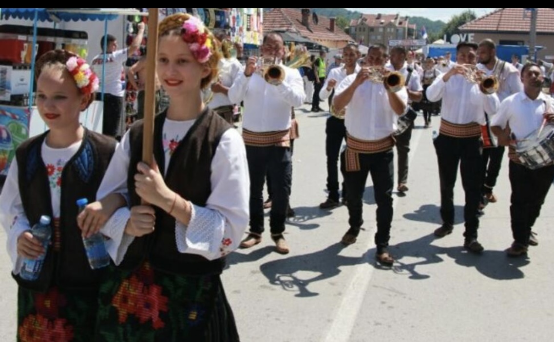 POČELO JE:61. SABOR TRUBAČA U GUČI! Podizanjem zastave i pucanjem prangija zvanično otvoren čuveni DRAGAČEVSKI FESTIVAL!