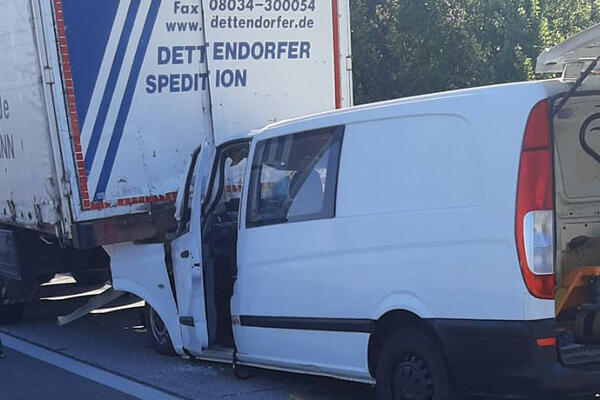STRAVIČNA NESREĆA NA AUTO-PUTU KOD MARKOVCA: Kombi se zakucao u kamion, suvozač na mestu ostao mrtav (FOTO)