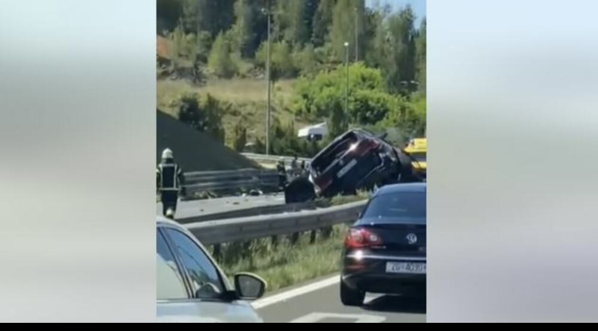 PRVI SNIMAK STRAVIČNOG LANČANOG SUDARA! Među smrskanim vozilima i SRPSKI AUTOMOBIL, ima mrtvih i 7 povređenih
