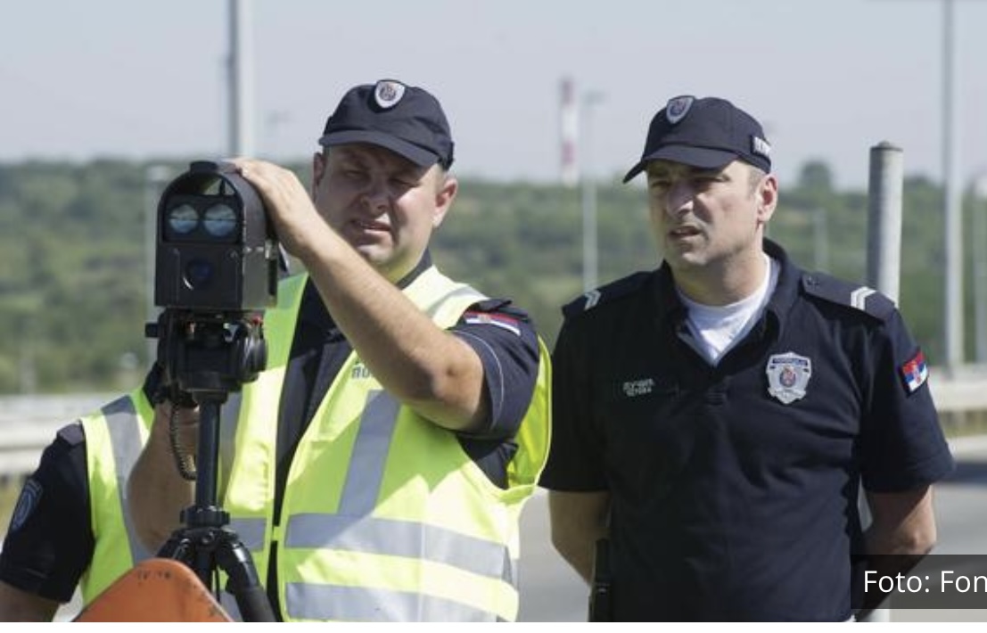 ODGOVOR NA PITANJE KOJE ZANIMA SVE VOZAČE U SRBIJI: Da li je blicanje farovima kao upozorenje zbog policije kažnjivo?