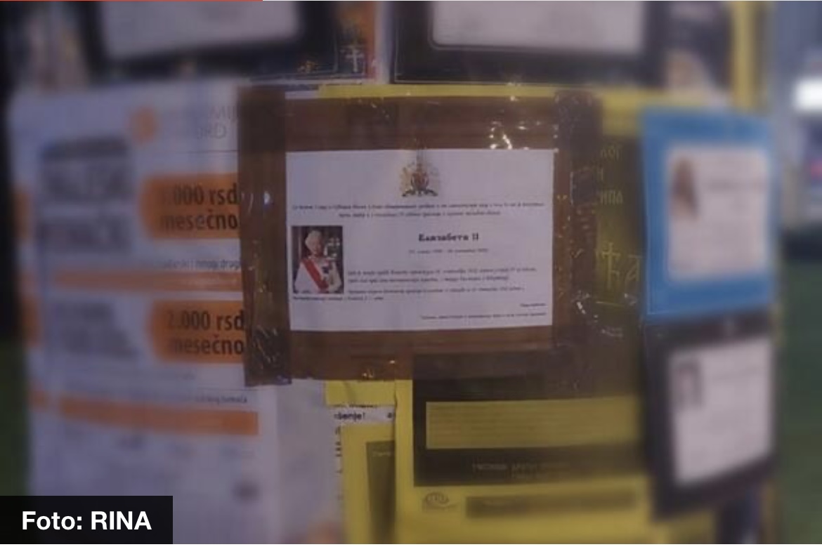 ČAČANI U ČUDU ZBOG UMRLICE U CENTRU GRADA: „Ožalošćeni“ građani oprostili se od preminule engleske kraljice (FOTO)