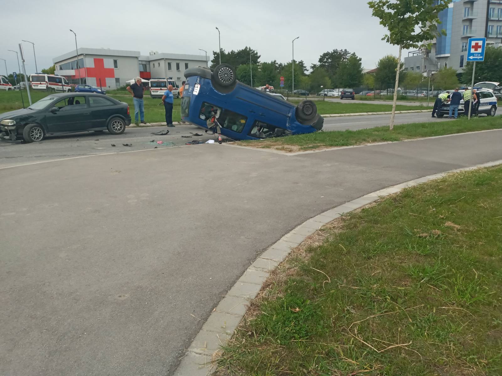 AUTO NA KROVU:Saobraćajna nezgoda kod Palate pravde