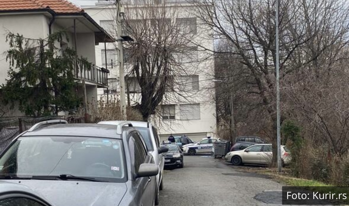 MAJKA PLAČE ISPRED ZGRADE U KOJOJ JE PRONAĐENO TELO NJENE ĆERKE: Grle je mladići koji su nasilno upali u stan  (FOTO)