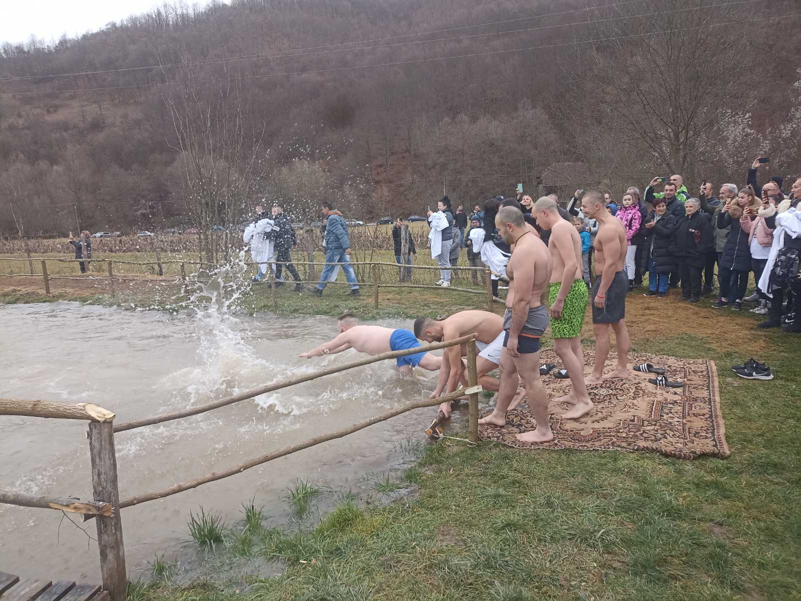 PLIVANJE za ČASNI KRST u Šumaricama i selu Dulene kod Kragujevca. EVO ko je prvi stigao do KRSTA i poneo vitešku TITULU.