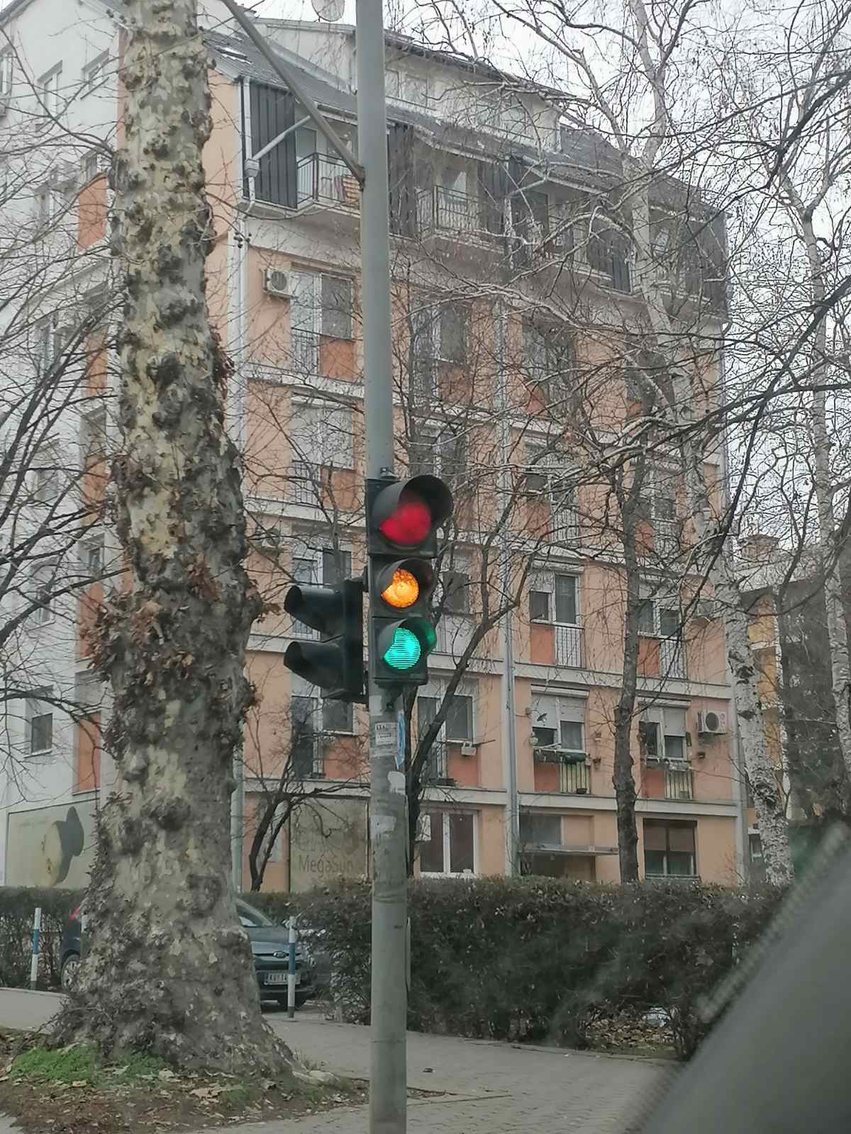 (VIDEO)Kragujevački ,,SEMAFORI BOJKOTUJU“ SAOBRAĆAJ. Specifični KVAROVI začudili i NASMEJALI sugrađane