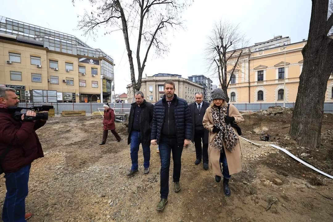 Kragujevac RASTE I RAZVIJA SE: Gradonačelnik obišao RADOVE na rekonstrukciji Trga Radomira Putnika. Dašić se OSVRNUO i na postupke OPOZICIJE.
