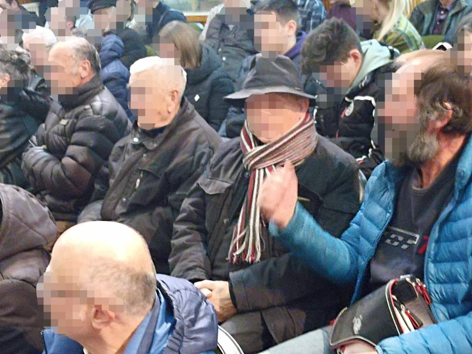 (FOTO)PUSTOŠ ČEMER I JAD: EVO kakav su NERED za sobom ostavili VERKOVI PAJTAŠI. Kao da je URAGAN prošao kroz SKUPŠTINU