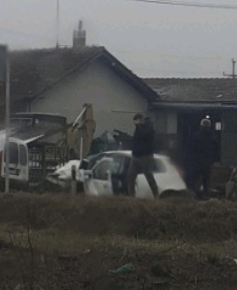 (FOTO)STRAVIČAN UDES u Šumadiji: FIAT PUNTO ostao SMRSKAN. Ima POGINULIH. Sekli krov da IZVUKU VOZAČA.