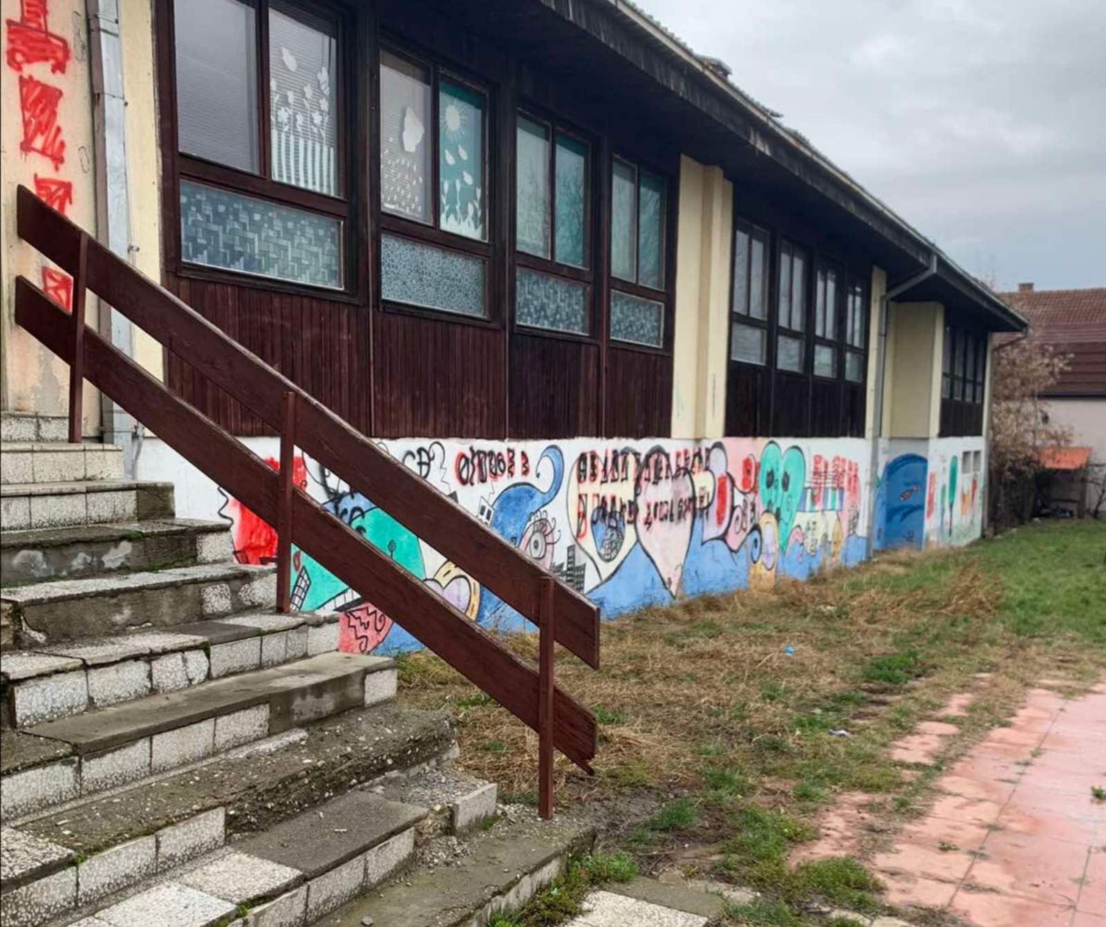 (FOTO) TUGA I UŽAS: RASISTIČKE poruke u KRAGUJEVCU. ŠKOLA za učenike sa SMETNJAMA U RAZVOJU osvnanula ISPISANA. DA li ovako ČUVAMO NAJOSETLJIVIJE SUGRAĐANE?