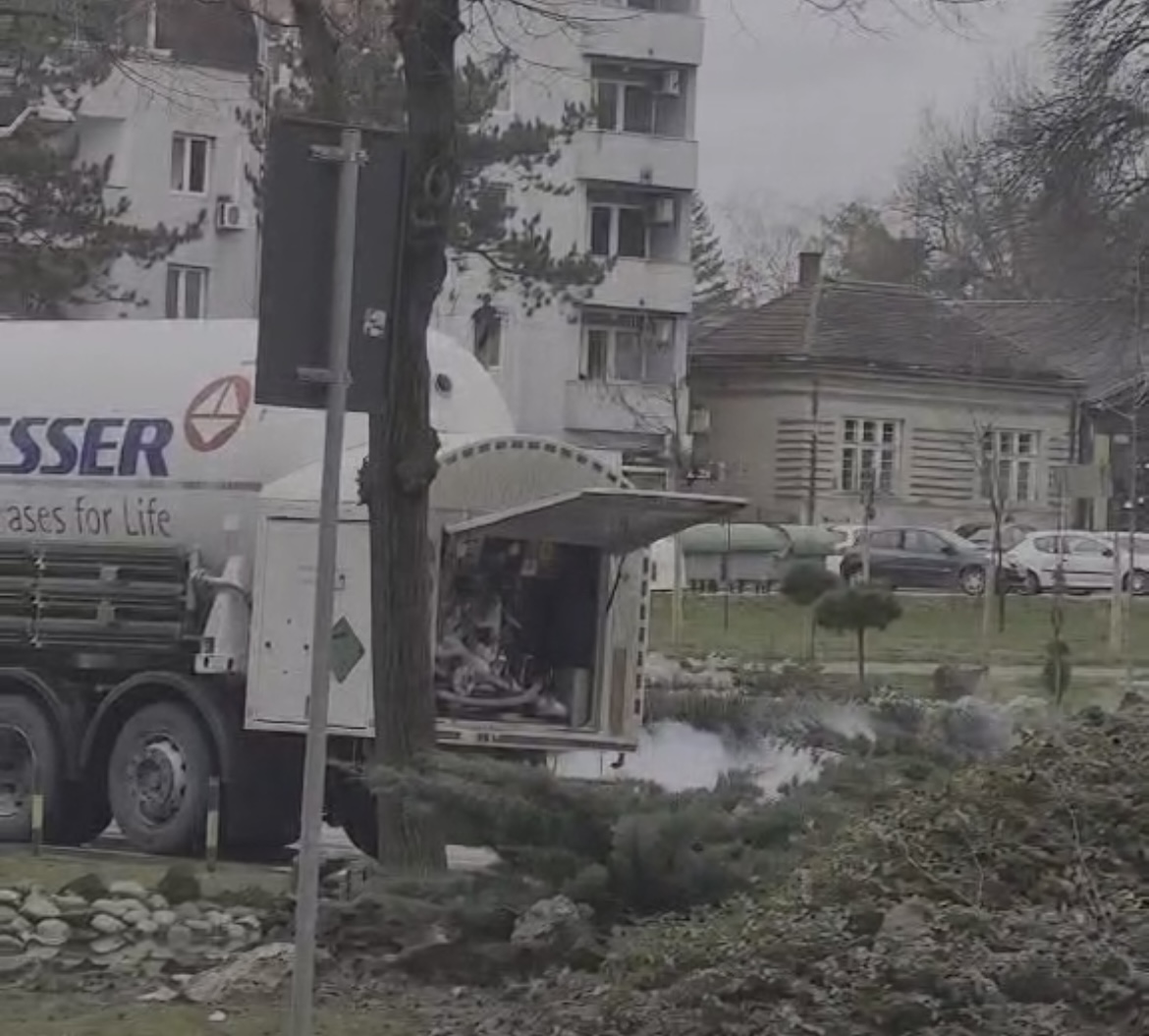 (VIDEO)ZAUSTAVLJEN SAOBRAĆAJ KOD VELIKOG PARKA: Strahuje se da iz cisterne curi azot