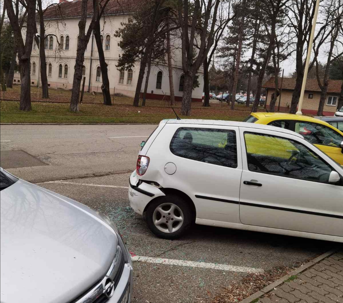 (VIDEO)Kragujevčanin RAZLUPAO pola ULICE pa POBEGAO. DIVLJE AUTO TRKE nanose ŠTETU Kragujevčanima.