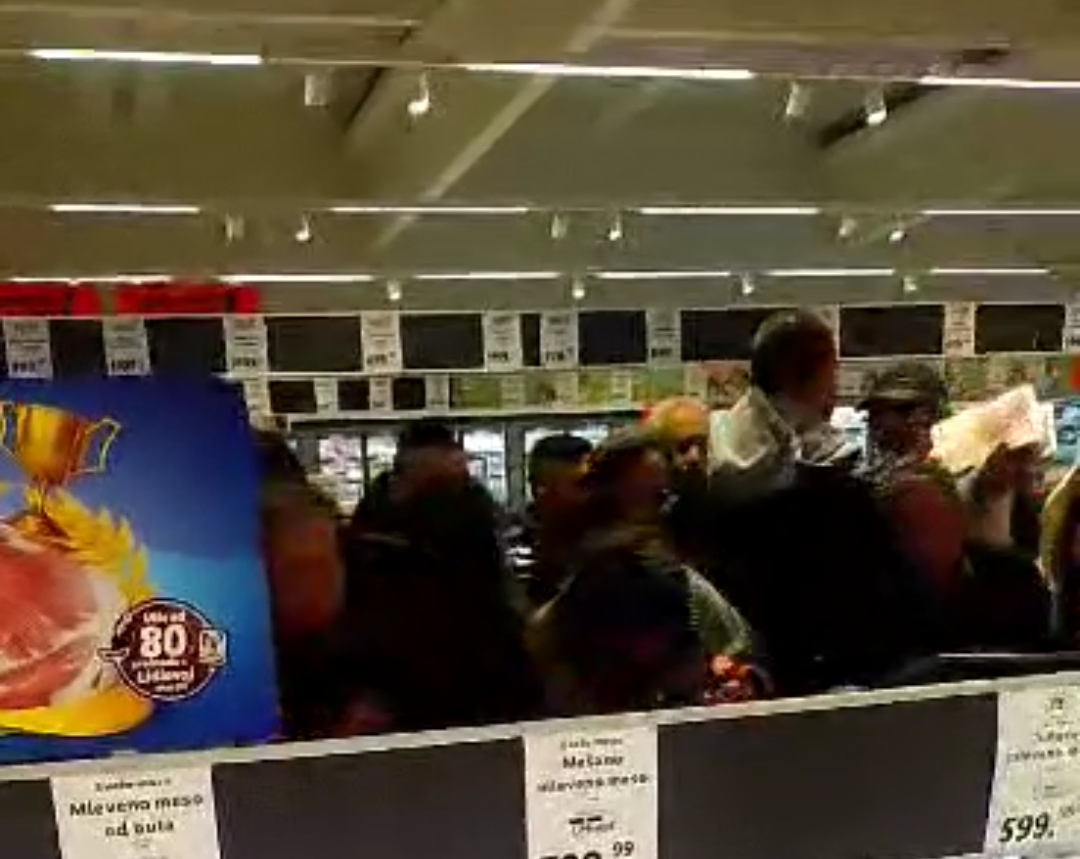 (VIDEO) OPŠTA TUČA u Kragujevcu: I staro i mlado ZAKRVILO zbog ĆEVAPA. Sebi smo NAJGORI NEPRIJATELJI.