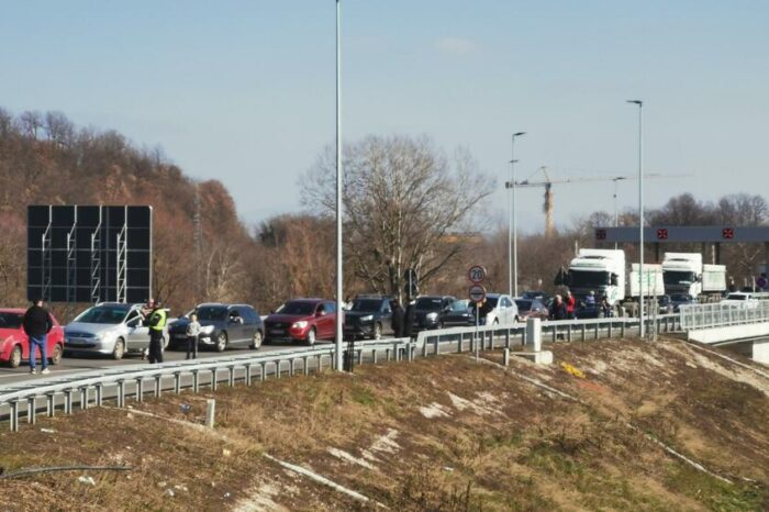 Ne možemo ni napred, ni nazad - sve stoji: Saobraćajni kolaps na auto-putu Miloš Veliki, formirana kolona vozila dugačka preko dva kilometra