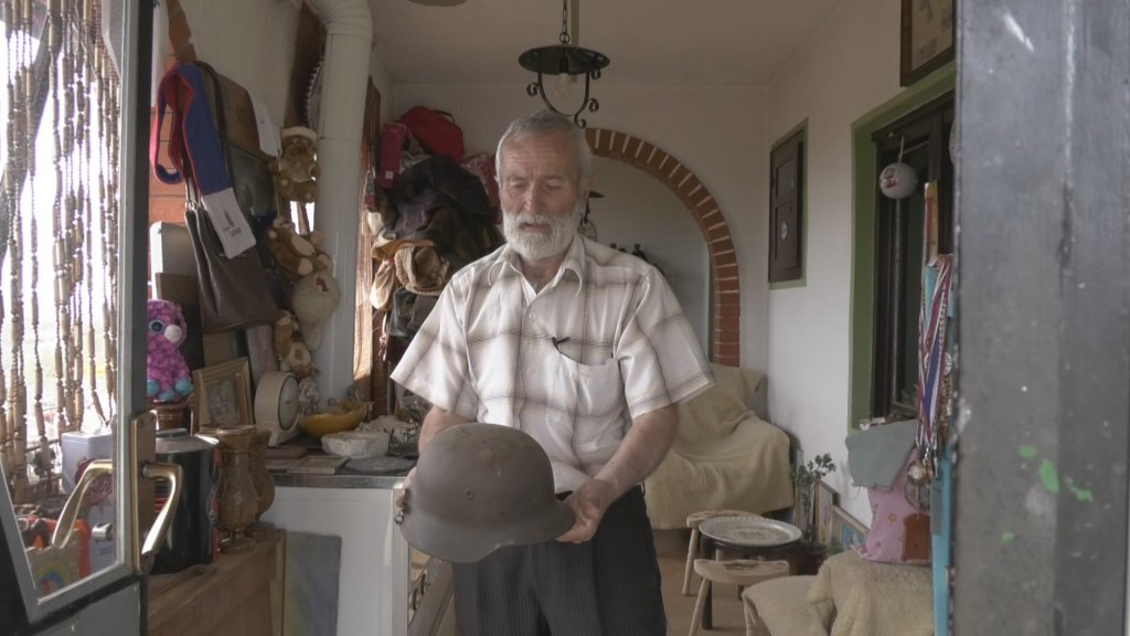 Od igle do lokomotive u kući u srcu Šumadije: Nikodije je pola veka strastven kolekcionar, u svojoj zbirci ima i nemački sef iz Drugog svetskog rata (FOTO)