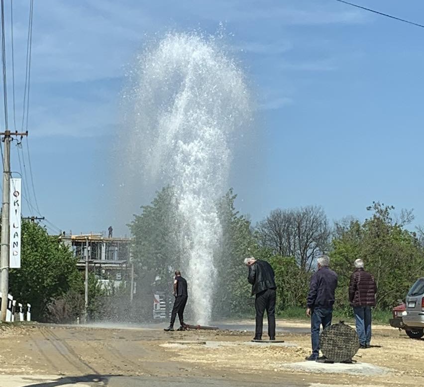(Foto) Kragujevački GEJZIR: Čudo prirode od puknute cevi u Stanovu!