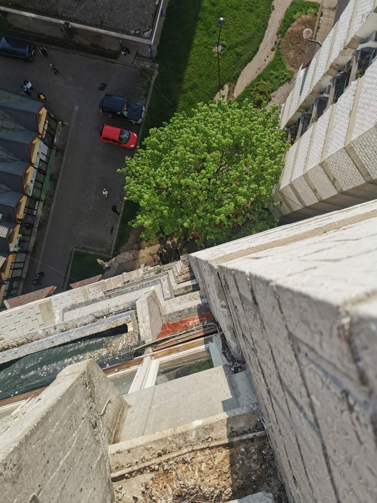 (FOTO)UŽAS: KRAGUJEVČANKA SKOČILA sa solitera Y. Prisutni građani u ŠOKU. DOŠLA I POLICIJA.